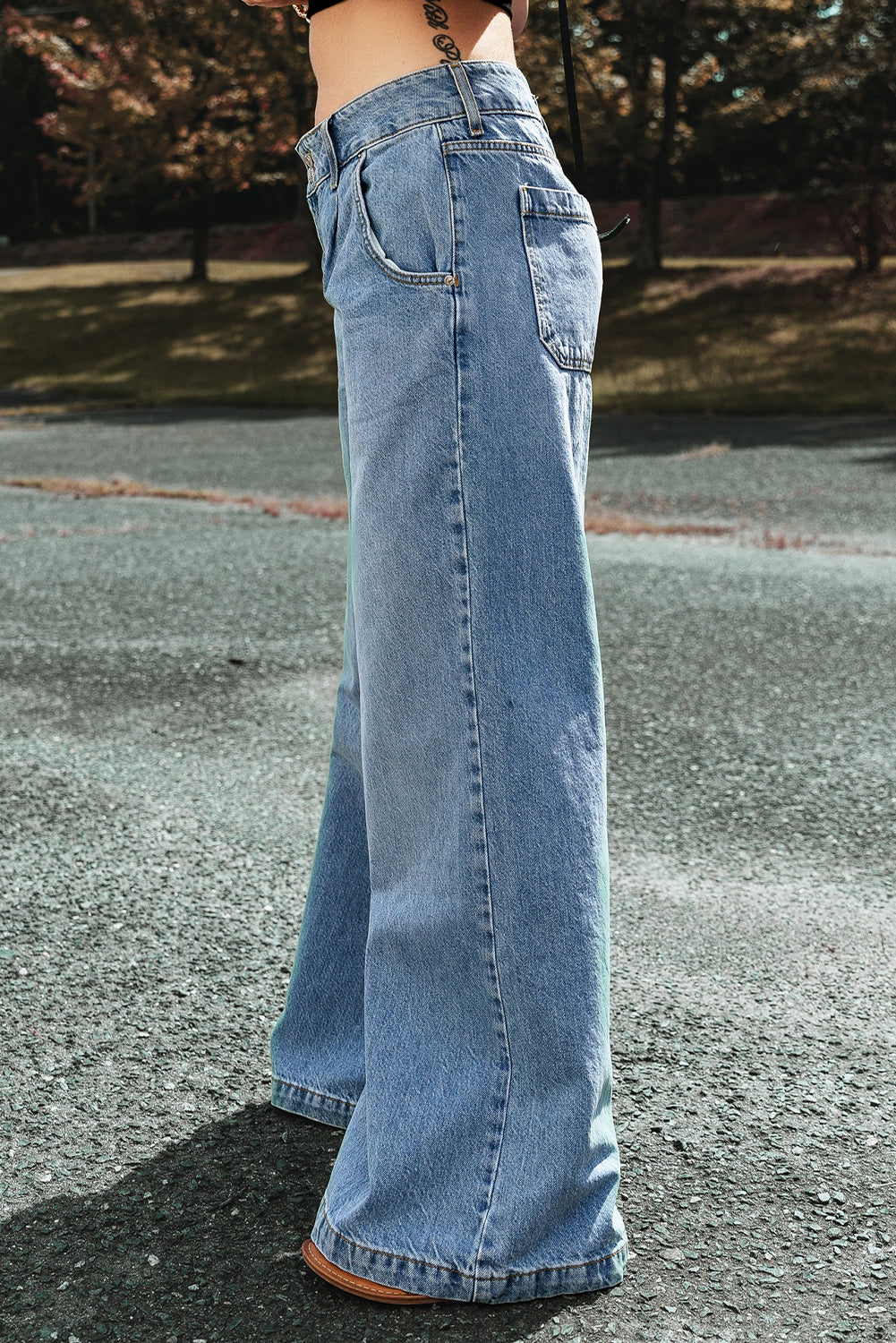 Hellblaue Oversize-Jeans mit tiefem Bund und weitem Bein