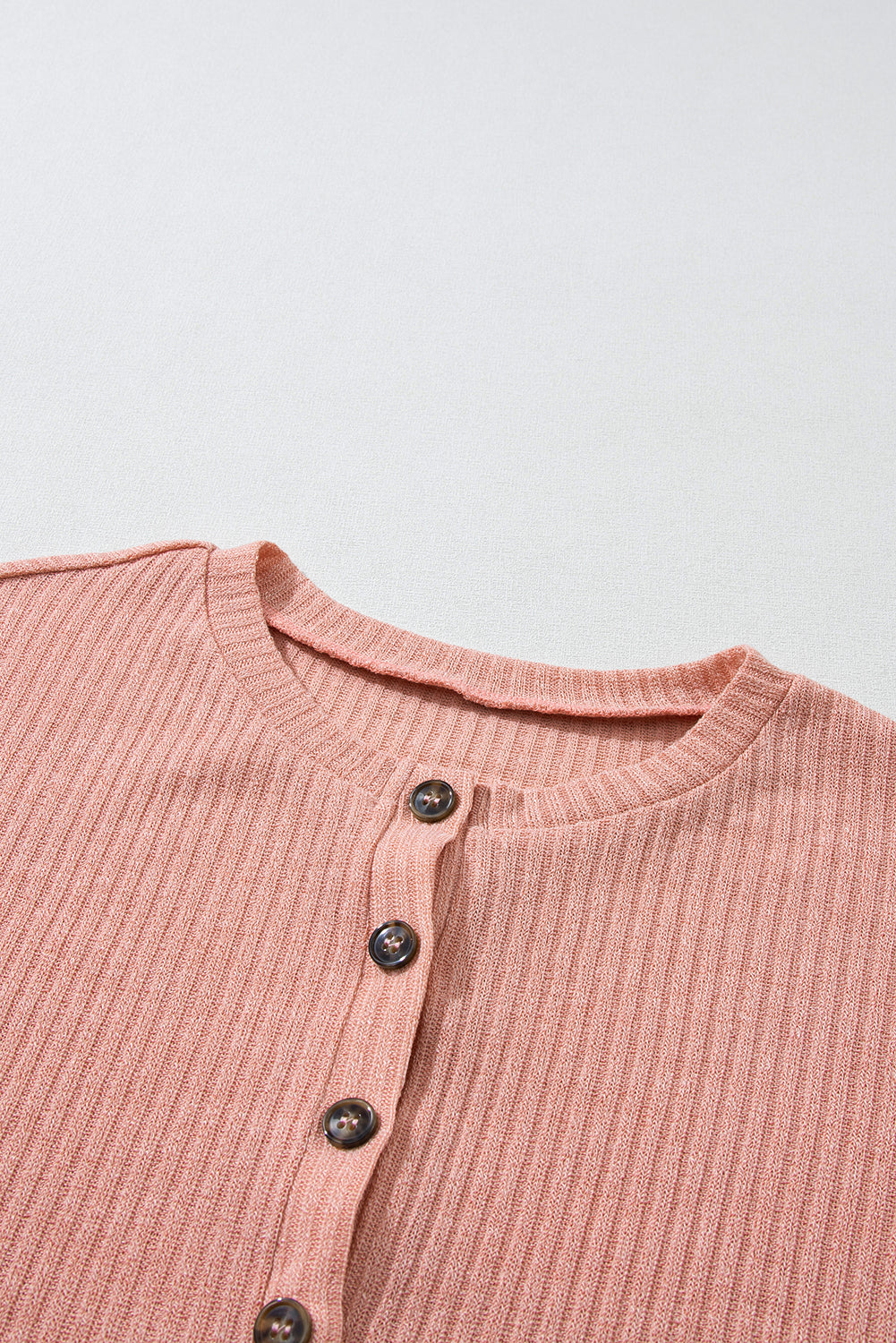 Rosébraunes Henley-Strickoberteil mit Rippstruktur