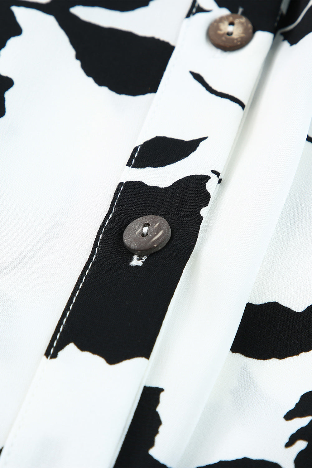 Bela majica brez rokavov s potiskom gumbov s cvetličnimi odtenki