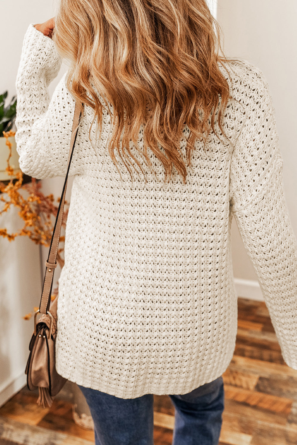 Bel izdolbljen kvačkan pulover z V izrezom