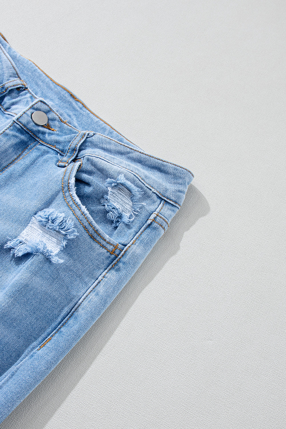 Himmelblaue Heavy Destroyed-Jeans mit hoher Taille