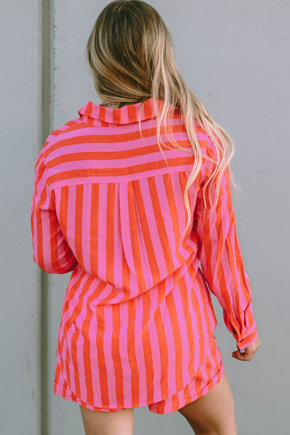 Set aus Hemd und Shorts mit orangefarbenem, gestreiftem Print und Kragen
