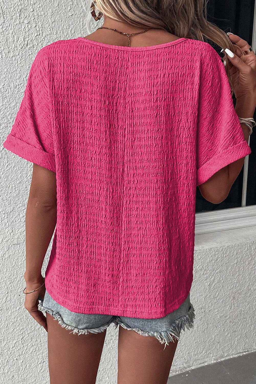 Svetlo roza teksturirana bluza s kratkimi rokavi in ​​v-izrezom