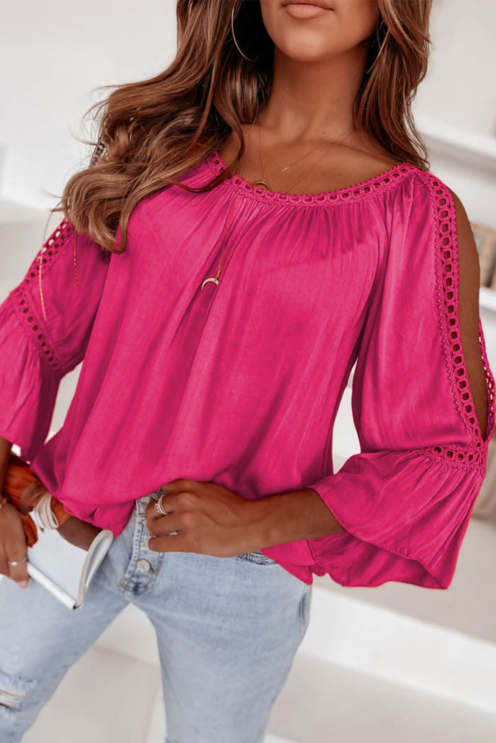 Kvačkana bluza z naborki in zapestnico z izrezom iz rožnate čipke