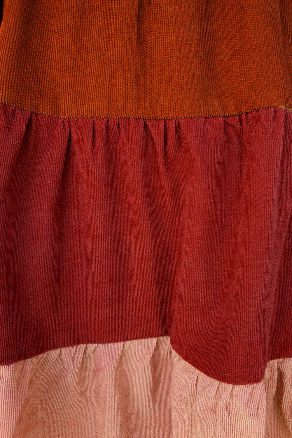 Gestreiftes, langärmliges Kleid aus Cord mit quadratischem Ausschnitt