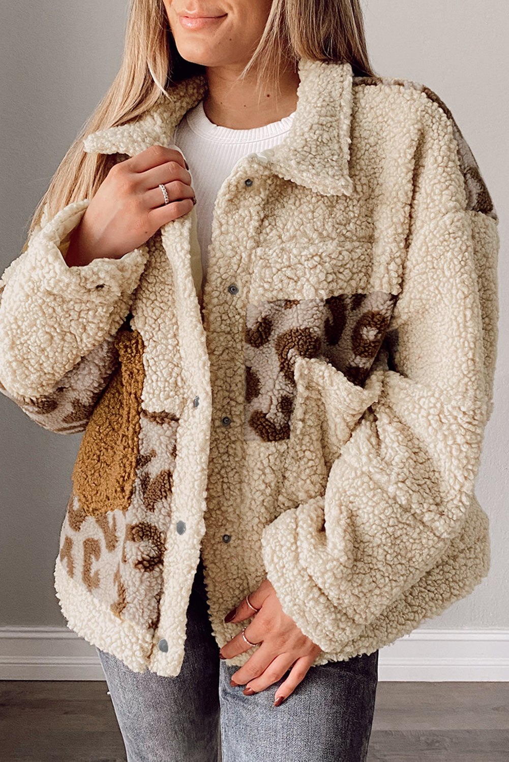 Veste Sherpa beige à boutons-pression et patchwork léopard