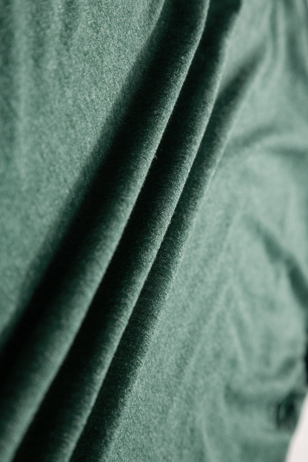 Schwarzgrünes, übergroßes T-Shirt mit Häkelspitze