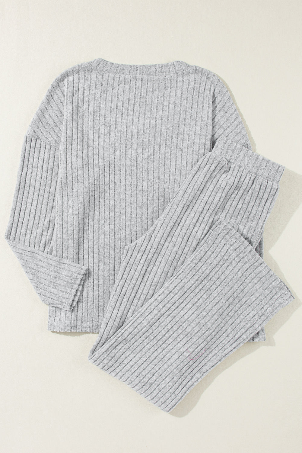 Tenue deux pièces ample en tricot côtelé gris clair à col en V