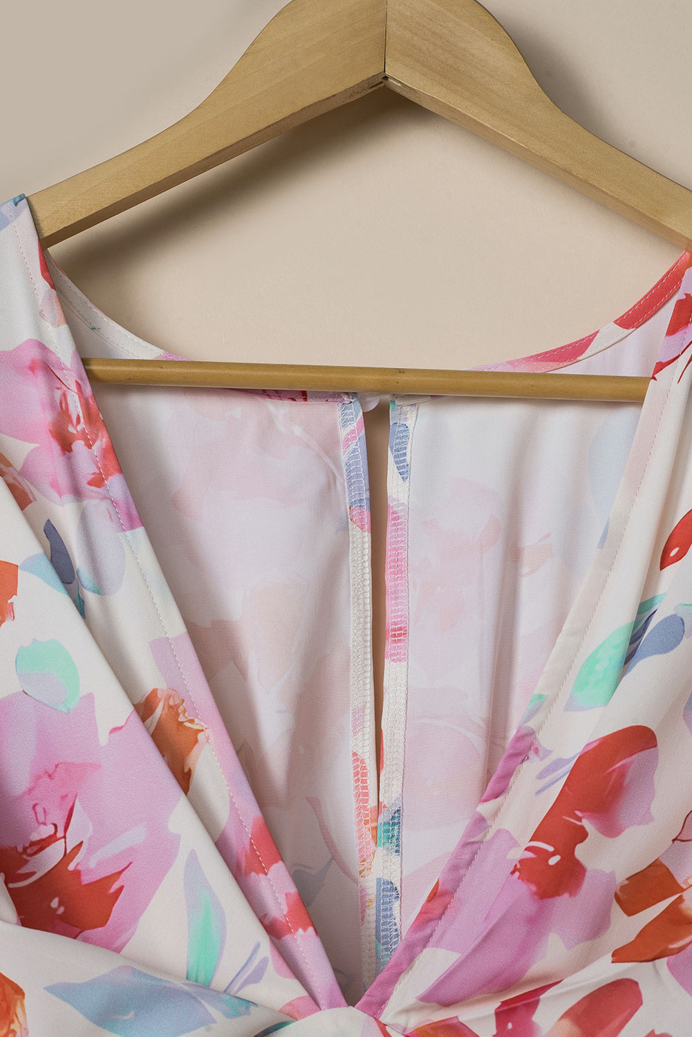 Večbarvna dolga obleka z v-izrezom in naborki s tropskim cvetličnim vzorcem