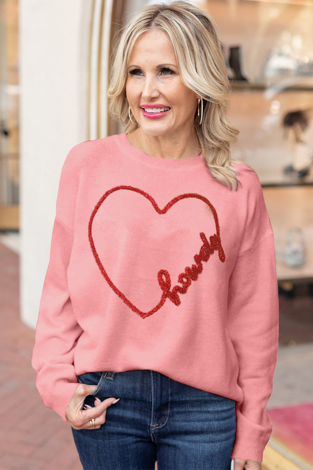 Ružičasti ležerni džemper s okruglim izrezom i slikom srca