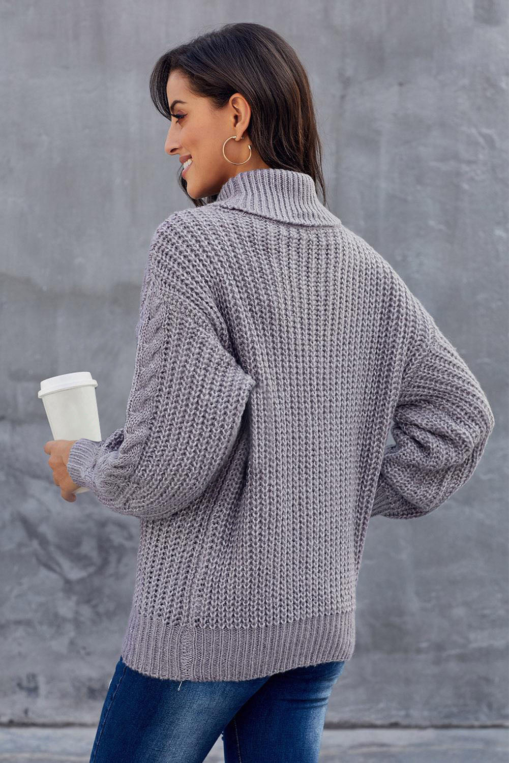 Siv širok pulover z visokim ovratnikom