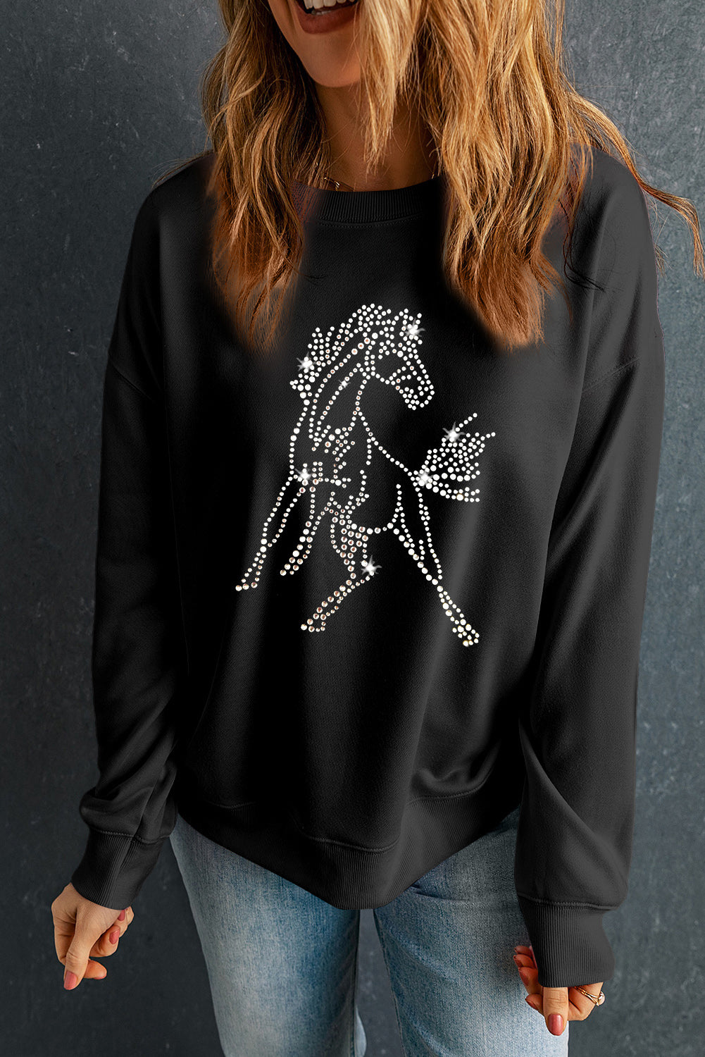 Schwarzes Rundhals-Sweatshirt mit Pferd und Strasssteinen und überschnittener Schulter