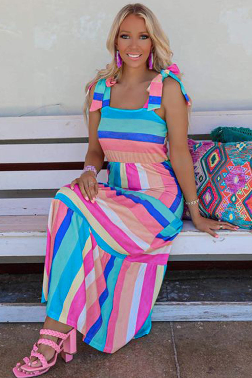 Večbarvna dolga obleka s črtasto pentljo in naramnicami v barvnih blokih