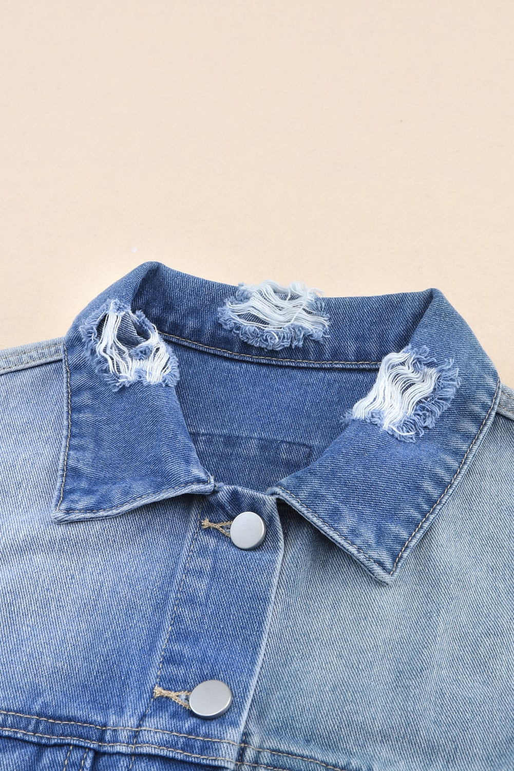 Veste en jean bleu ciel avec ourlet effiloché et patchwork