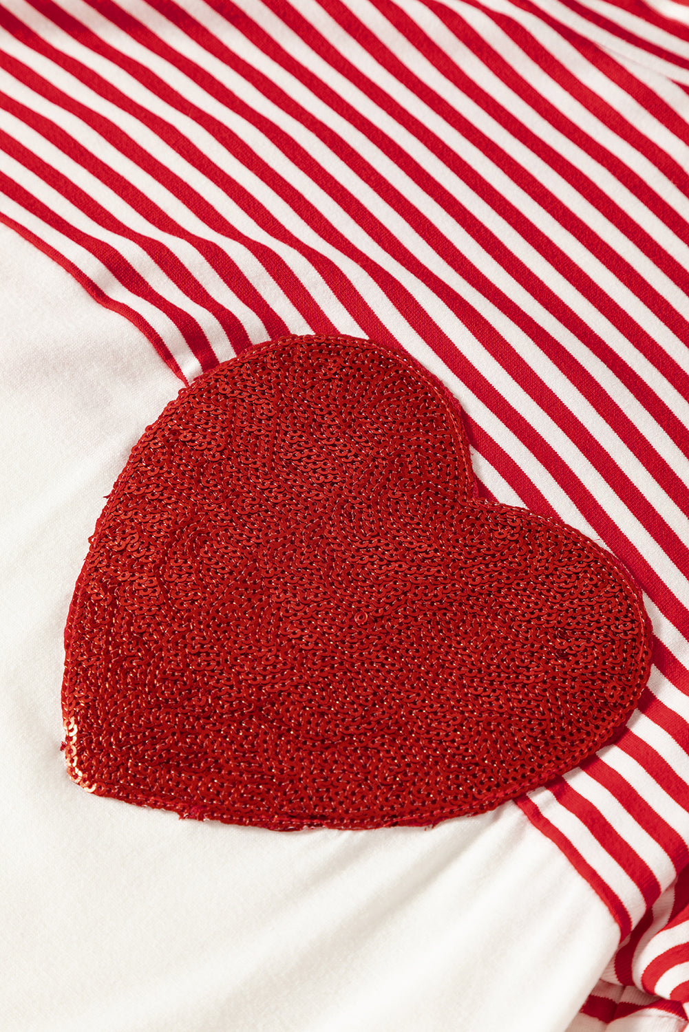 Vatrenocrvena majica sa šljokicama u boji u obliku srca na pruge za Valentinovo