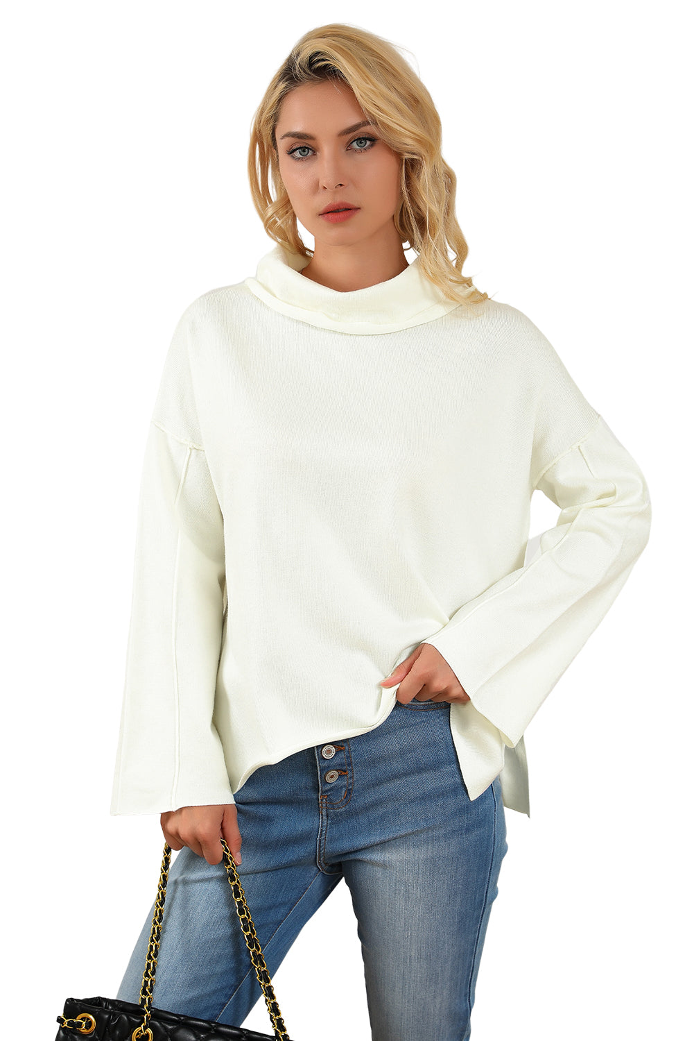 Prevelik pulover s stranskim razporkom v beli barvi z želvastim ovratnikom