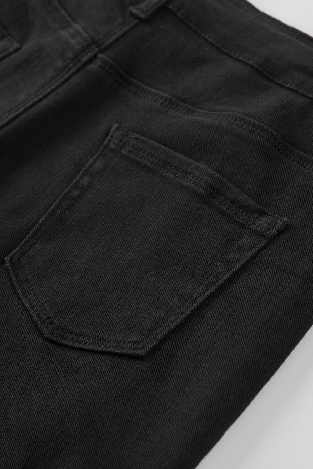 Črne, enobarvne kratke hlače iz jeansa v stiski