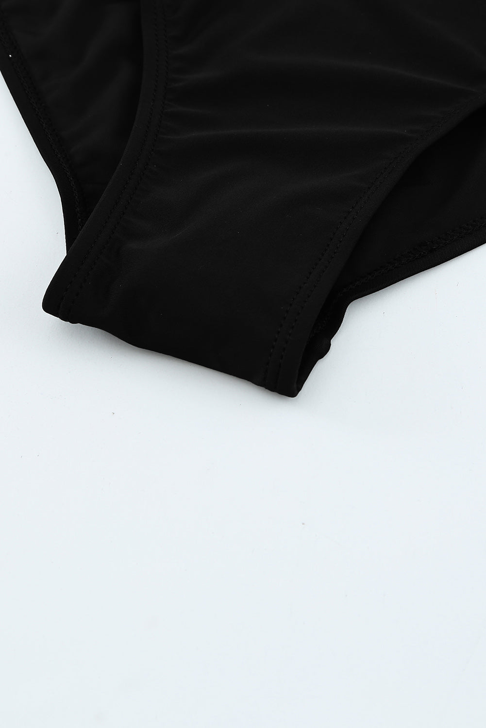 Jednodijelni kupaći kostim s crnim točkastim printom i volanima