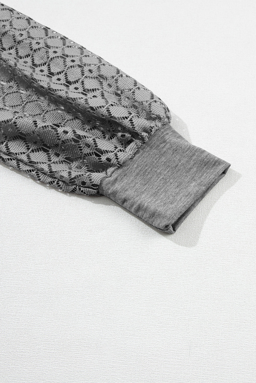 Pleten vrh s čipkastimi raglan rokavi v sivem kontrastu