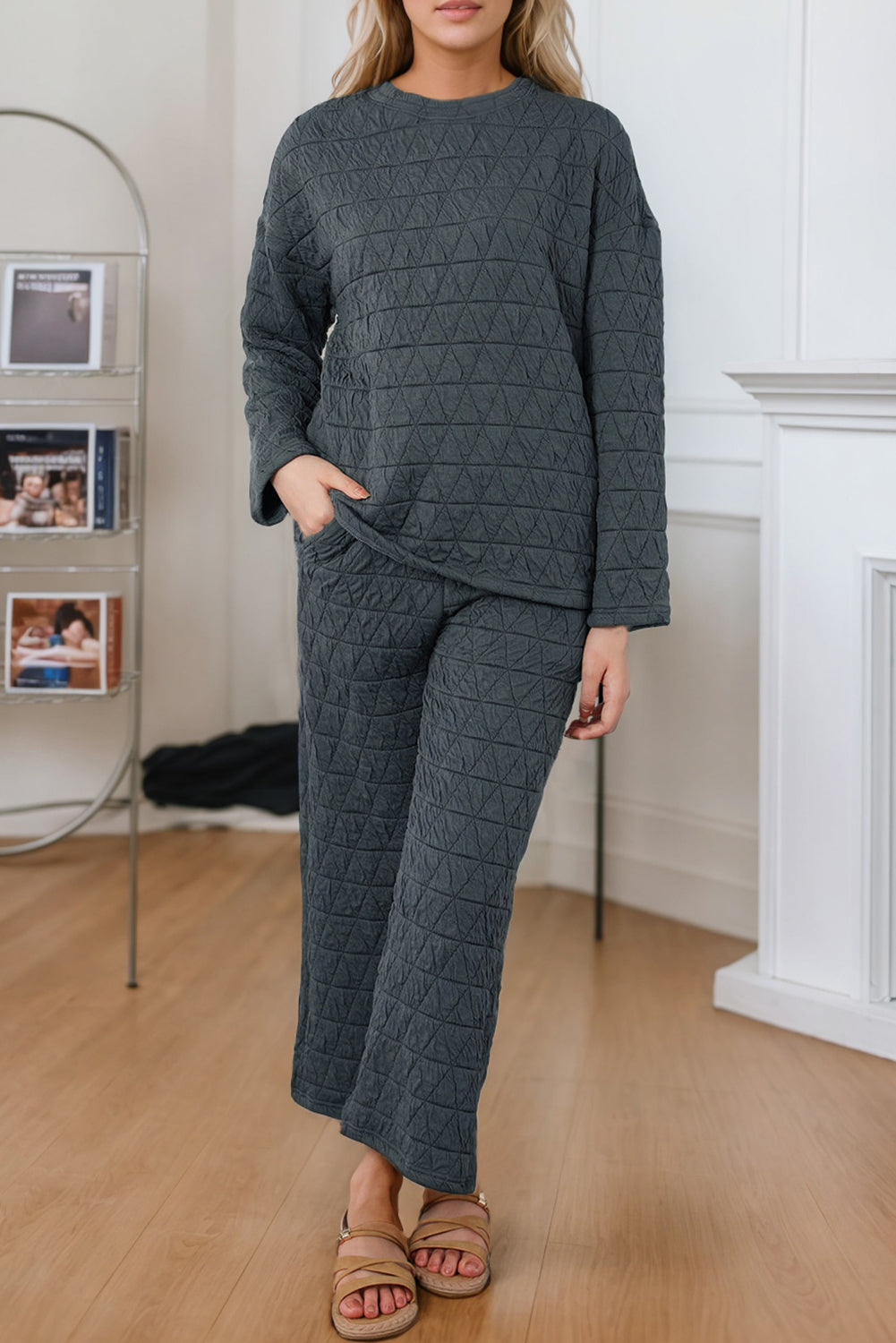 Tenue pull et pantalon matelassés unis gris foncé