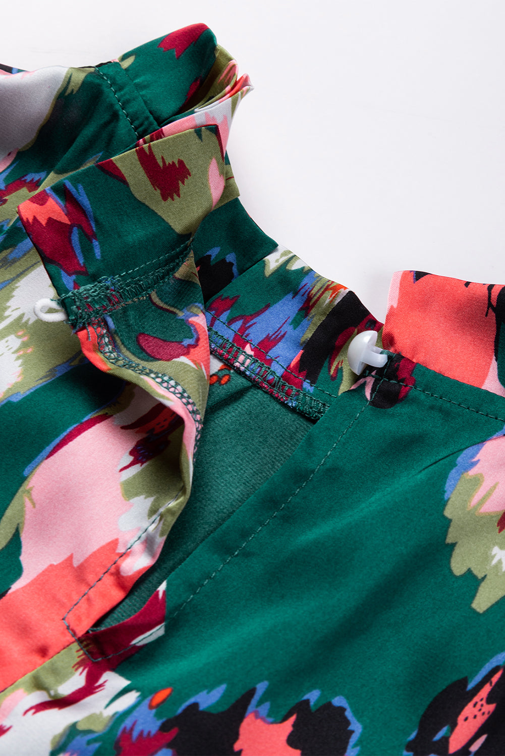 Grüne Bluse mit abstraktem Print, gesmokten Bündchen und Rüschenkragen