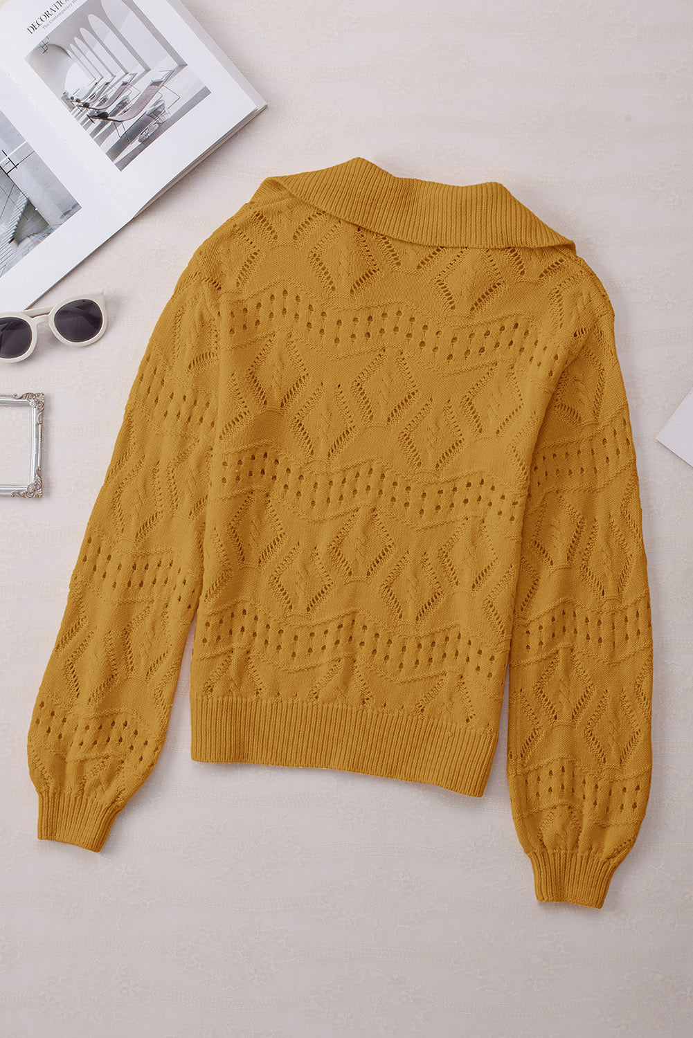 Kaki pleten pulover z v izrezom in ovratnikom z izdolbenim vzorcem