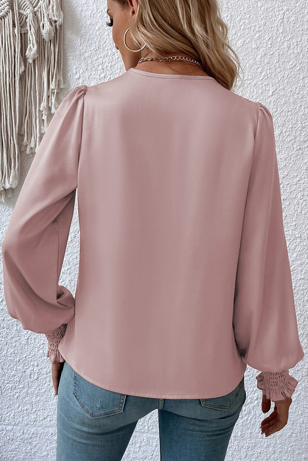Rožnata enobarvna drapirana bluza z ovratnikom in manšetami