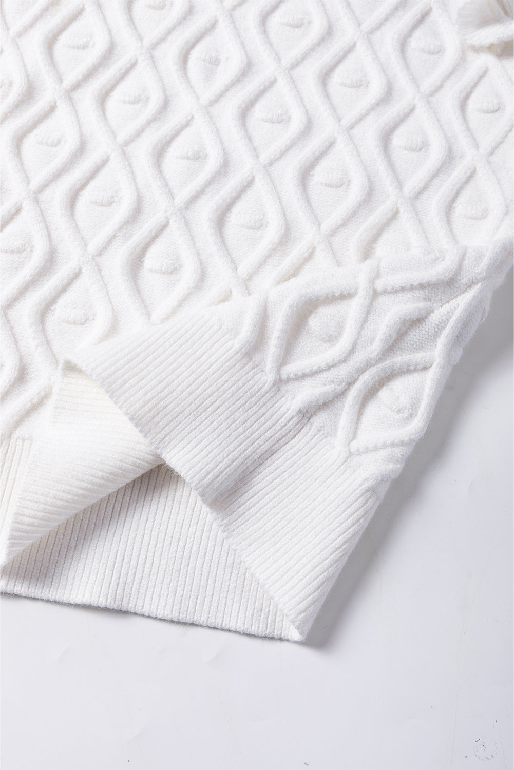 Gilet tricoté blanc texturé à col montant et à volants
