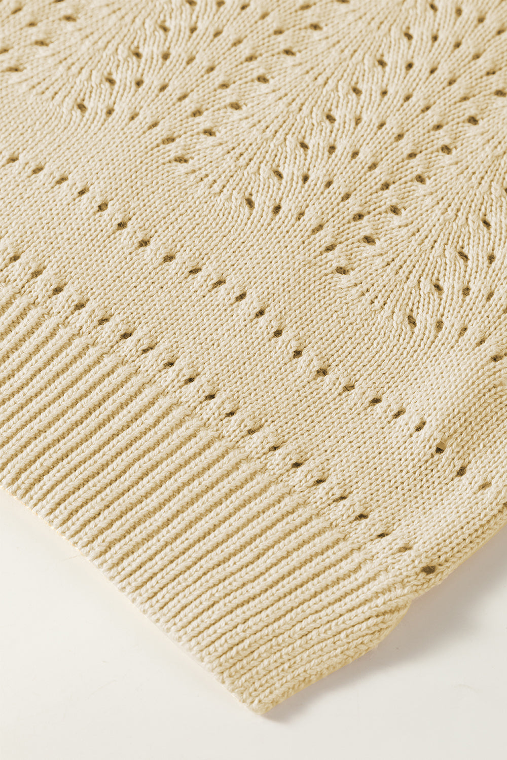 Bež pleteni kratki izdubljeni pulover kratkih rukava