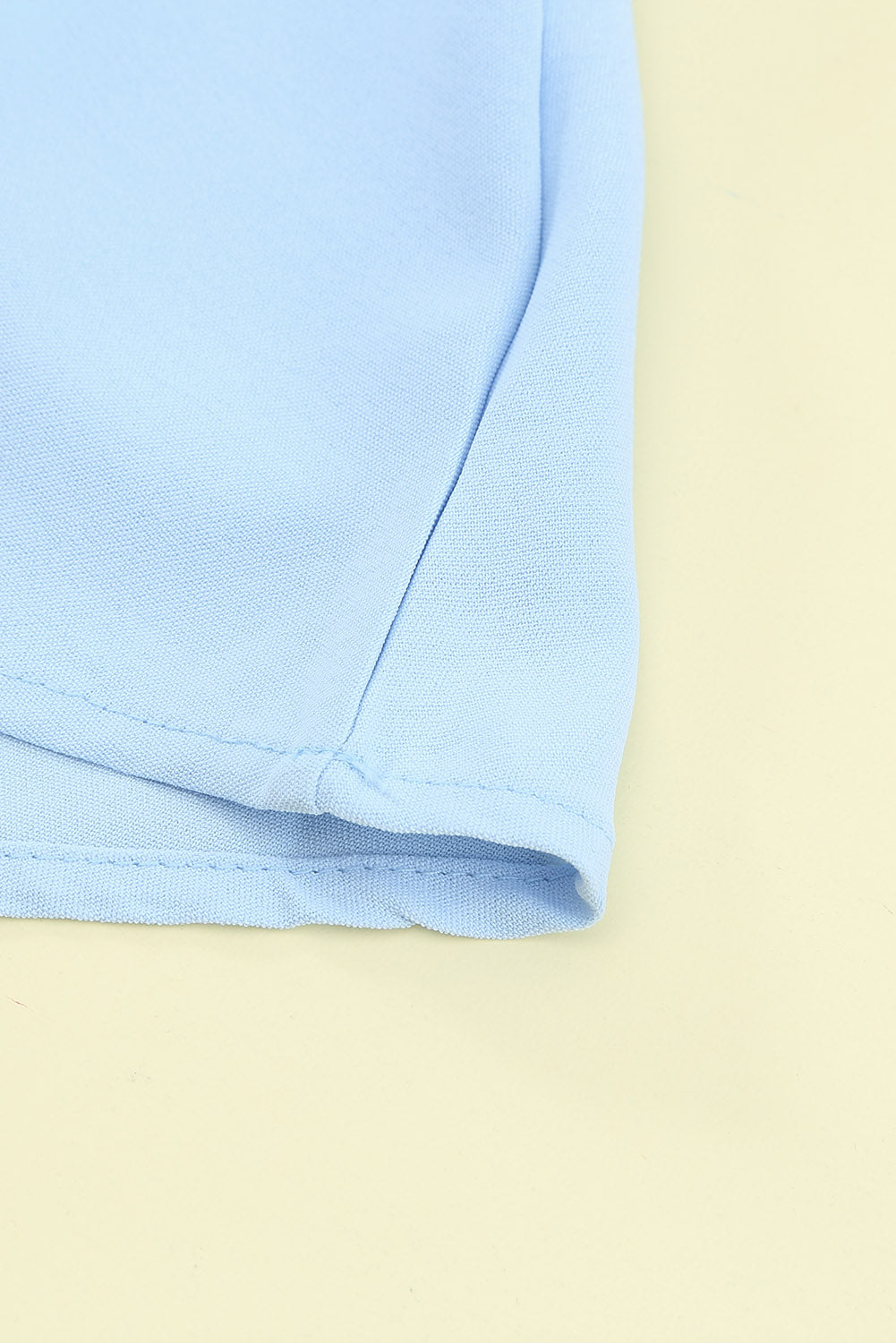 Nebesno modra čipkasta bluza s kratkimi rokavi z V izrezom