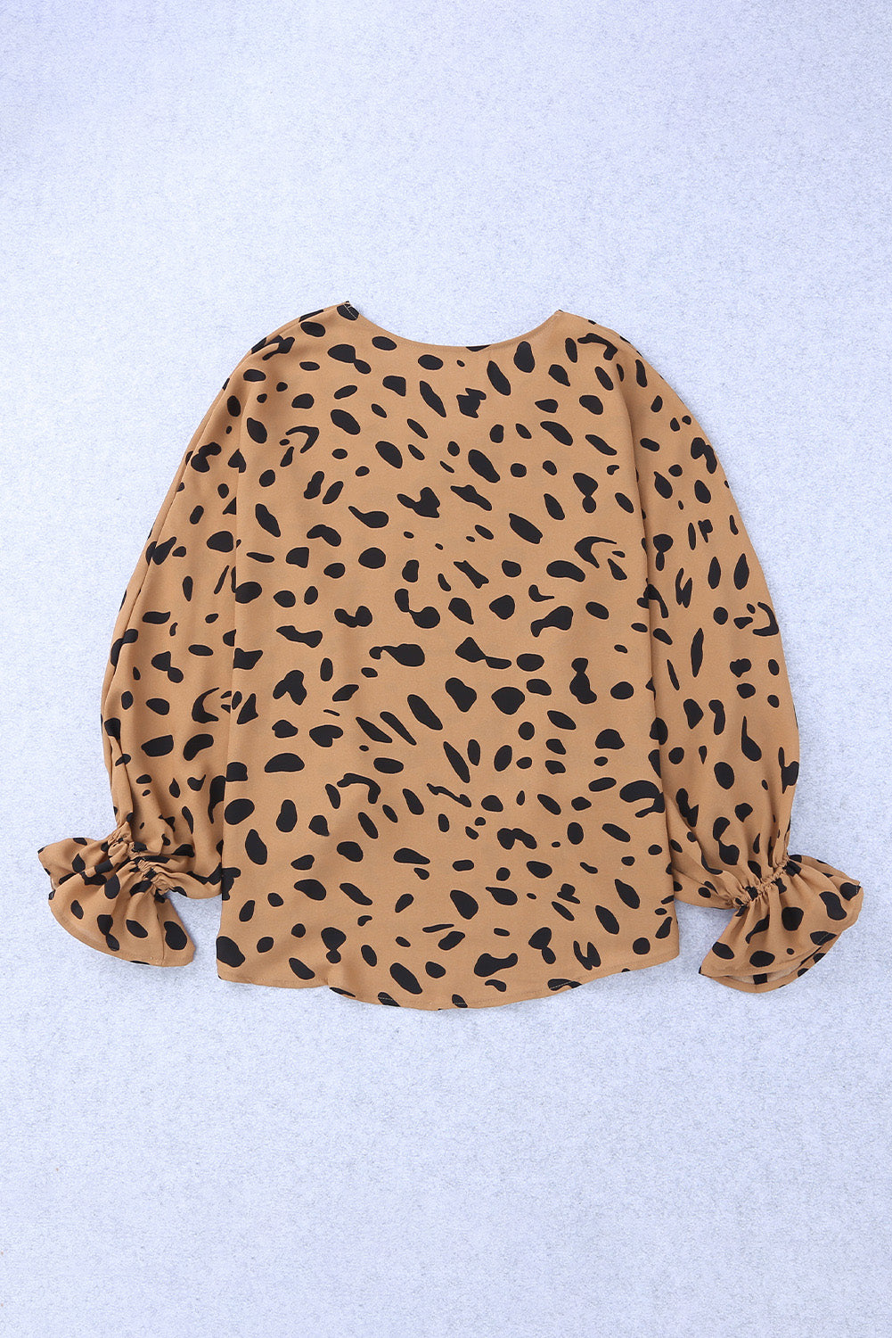 Široka bluza s leopard v izrezom i naboranim manžetama