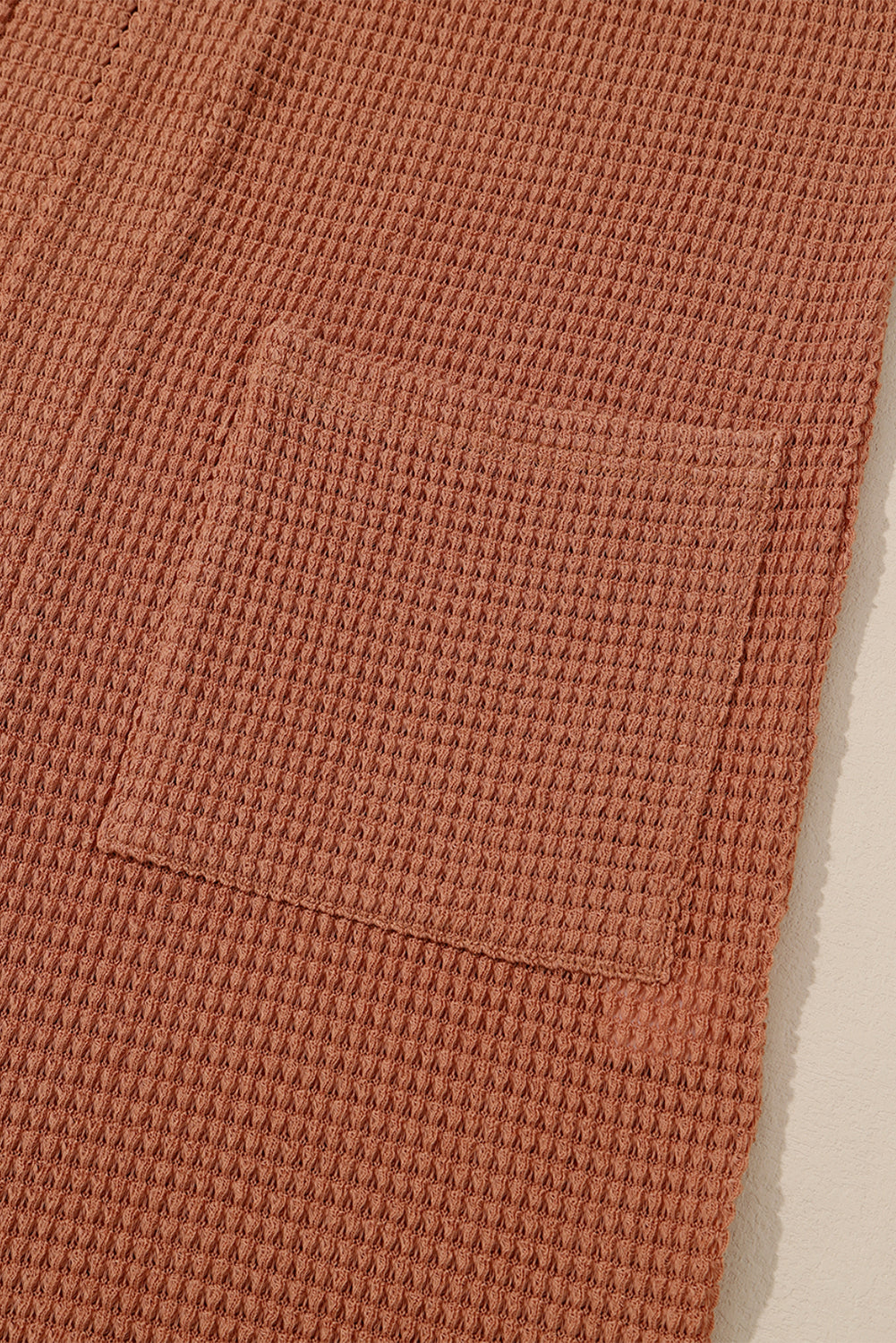 Cardigan con tasca con manica per pollice in maglia waffle marrone