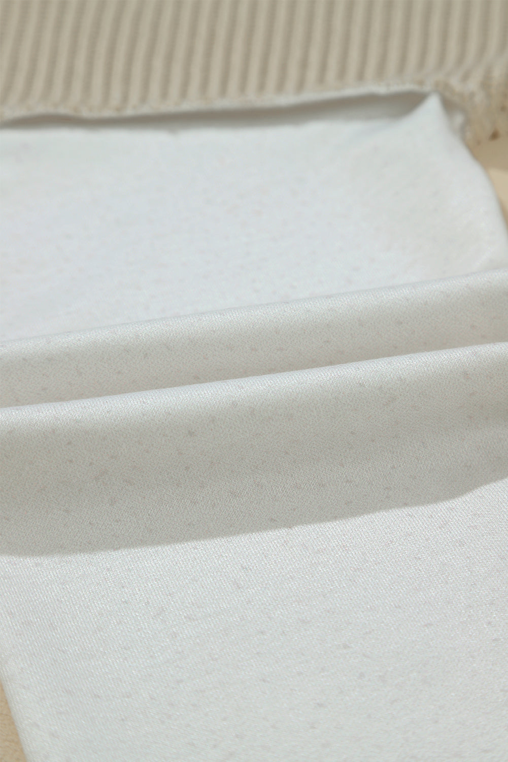 Khakifarbener, langärmliger Patchwork-Kapuzenpullover aus strukturiertem Strick