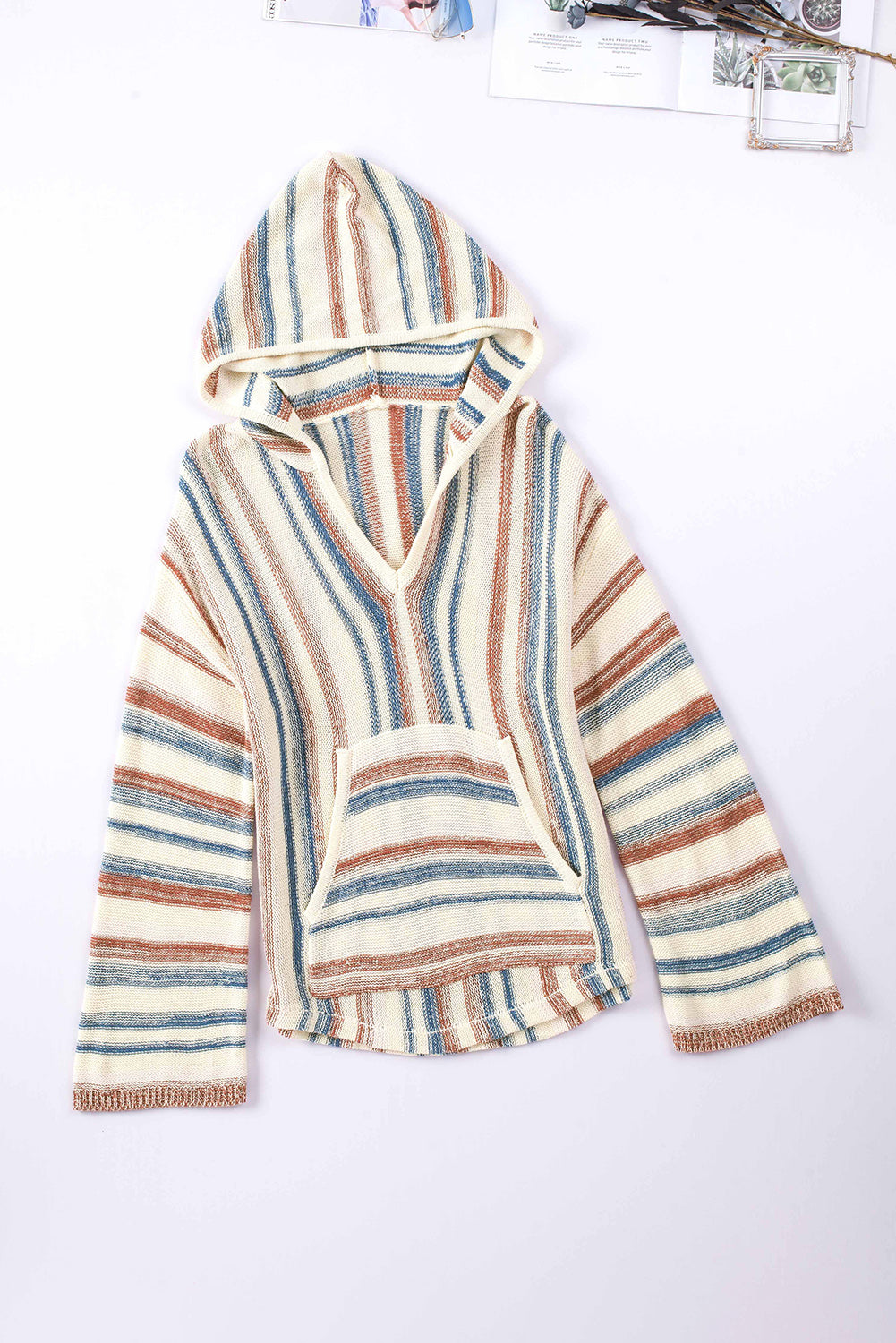 Maglione con cappuccio con tasca a marsupio in maglia a righe multicolori