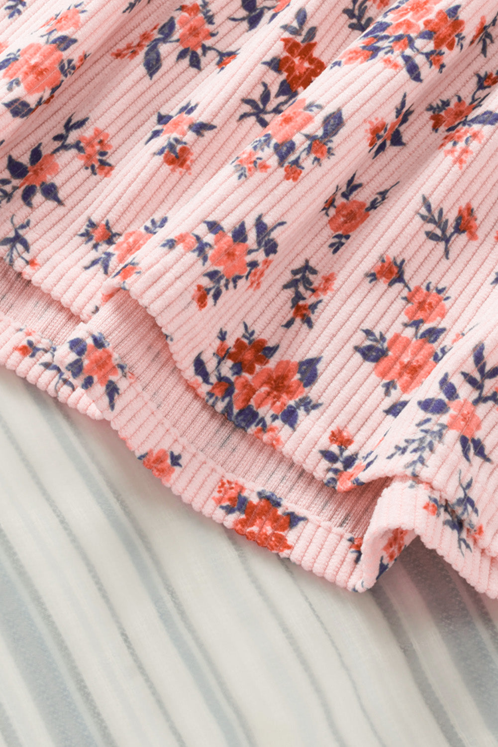 Ružičasta cvjetna košulja kratkih rukava s preklopnim džepovima