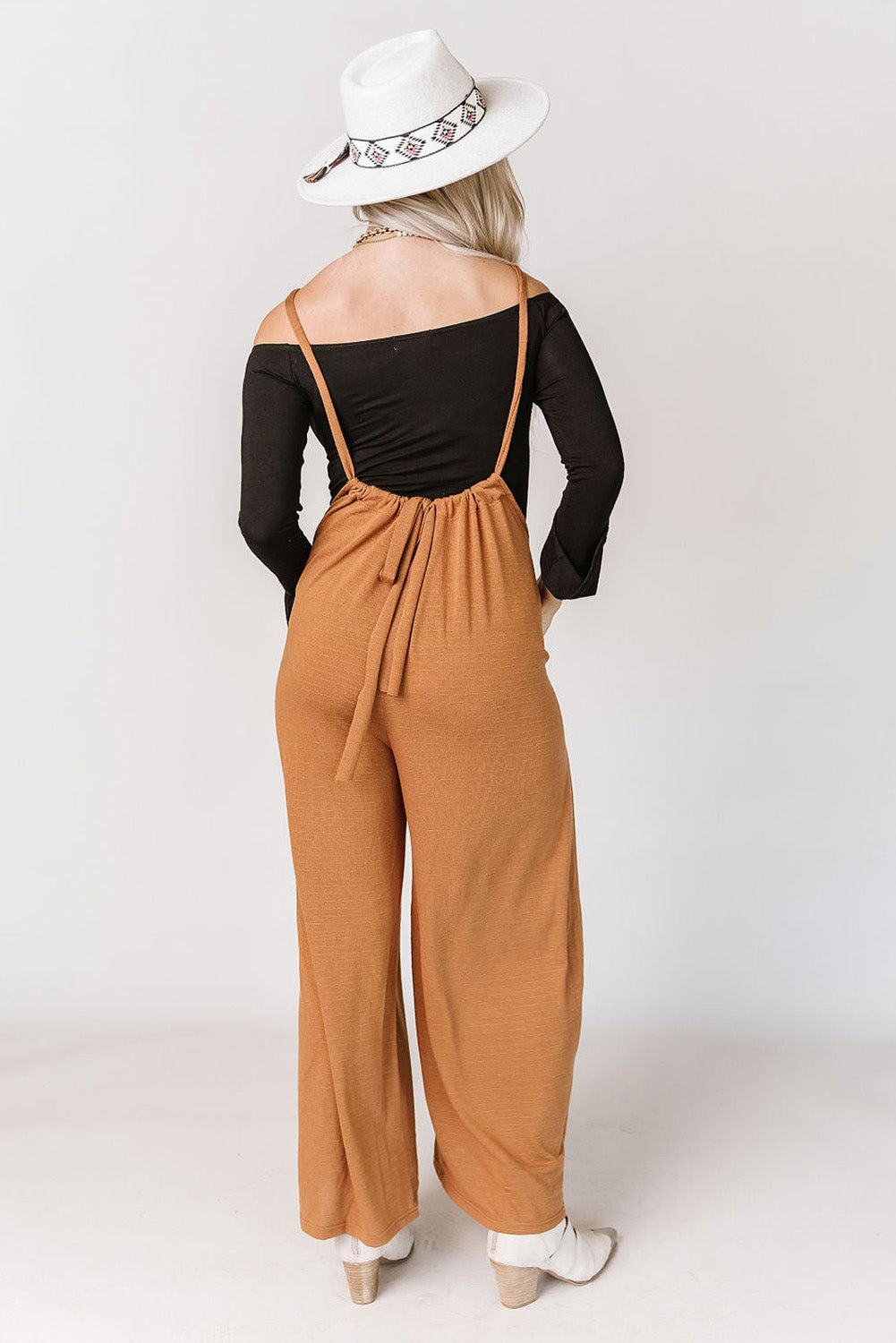 Pantalon orange à bretelles larges et taille haute