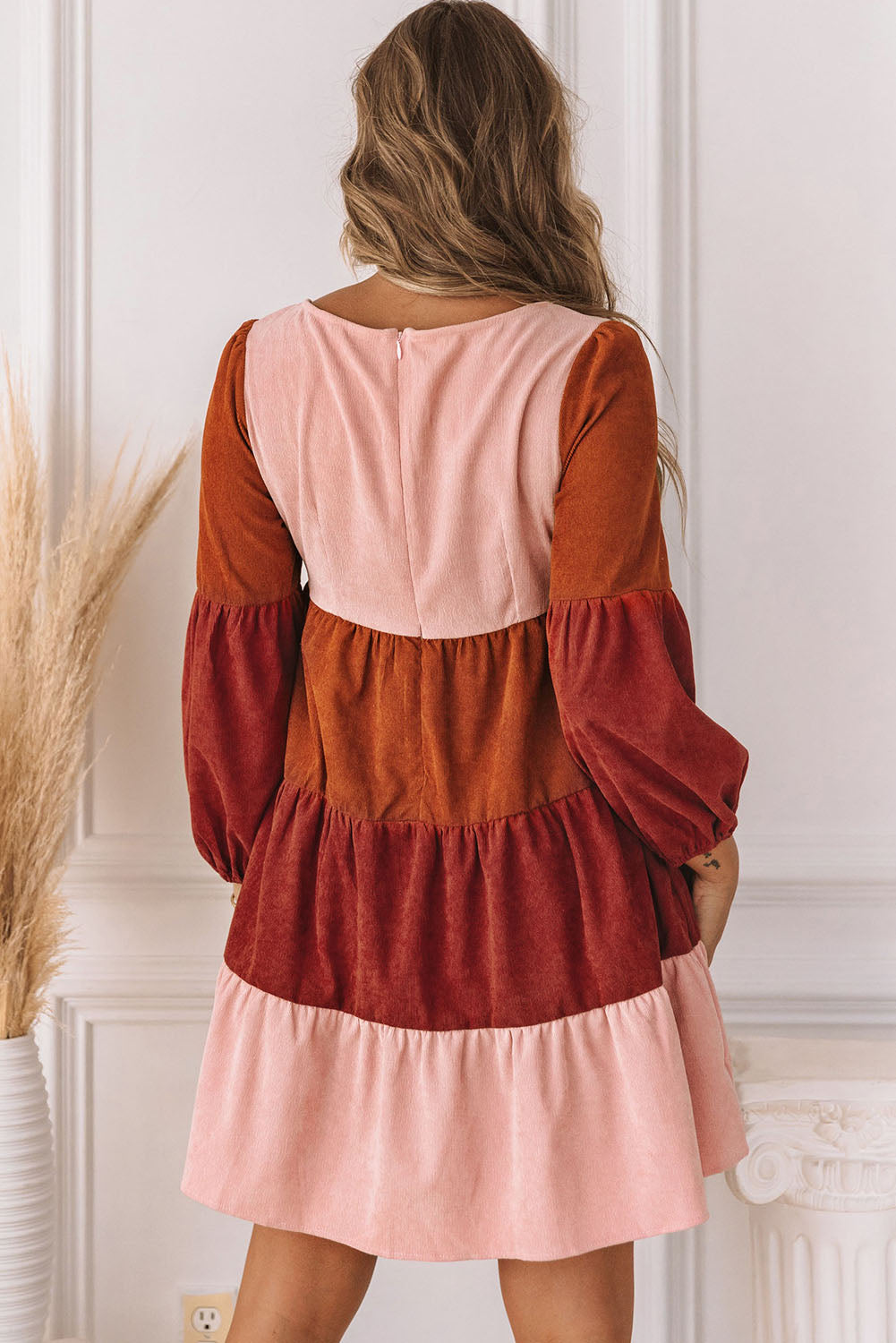 Črtasta obleka z dolgimi rokavi s kvadratnim izrezom iz velveta