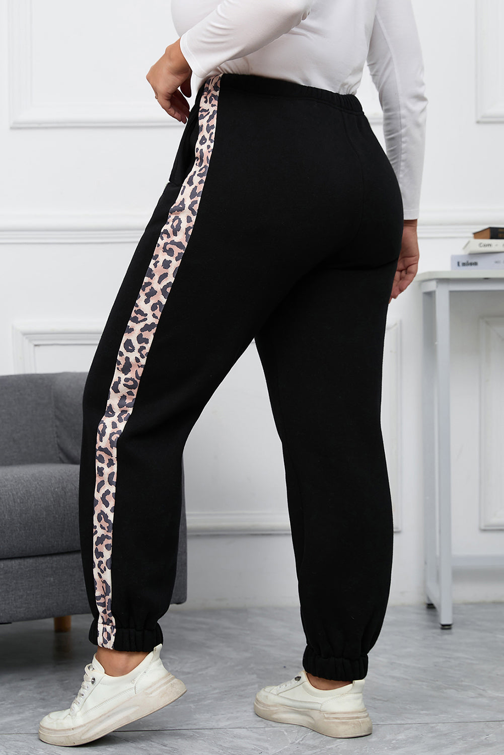 Črne tekaške hlače velike velikosti s kontrastnim leopardjim stranskim delom