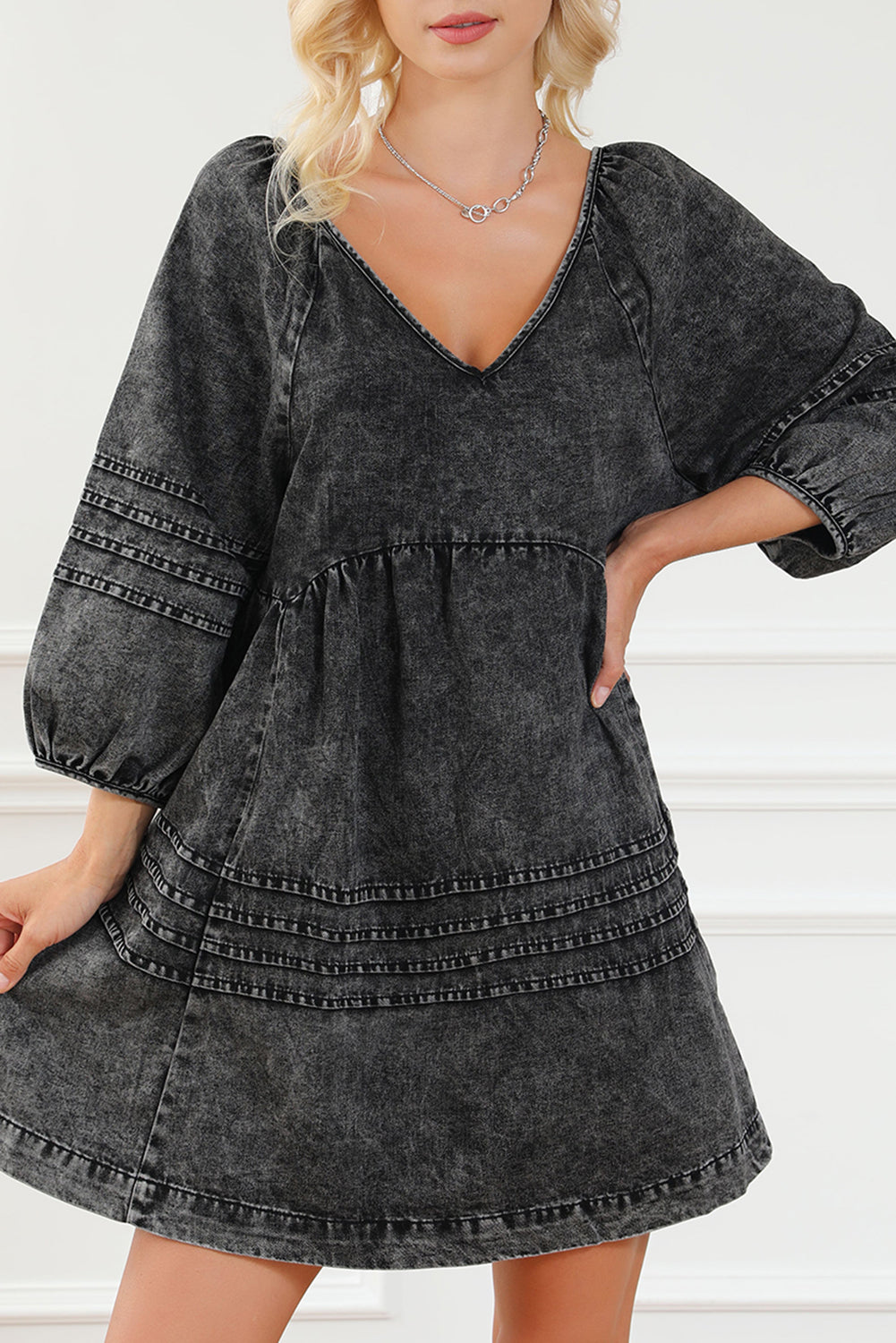 Schwarzes, plissiertes Denim-Babydoll-Kleid mit V-Ausschnitt und Puffärmeln