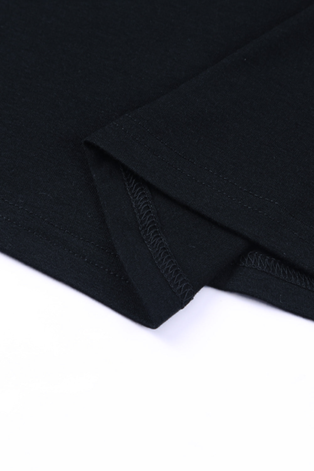 Crna majica kratkih rukava s okruglim izrezom i cvjetnim vezenjem