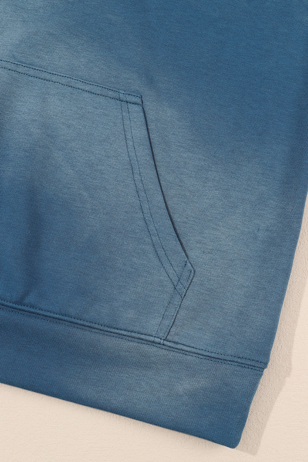 Plava jednobojna majica s kapuljačom s kapuljačom u obliku klokana
