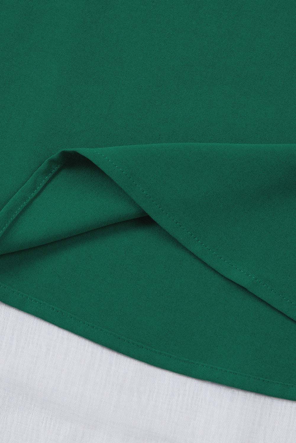 Grüne lockere Bluse mit ausgestellten Ärmeln und V-Ausschnitt