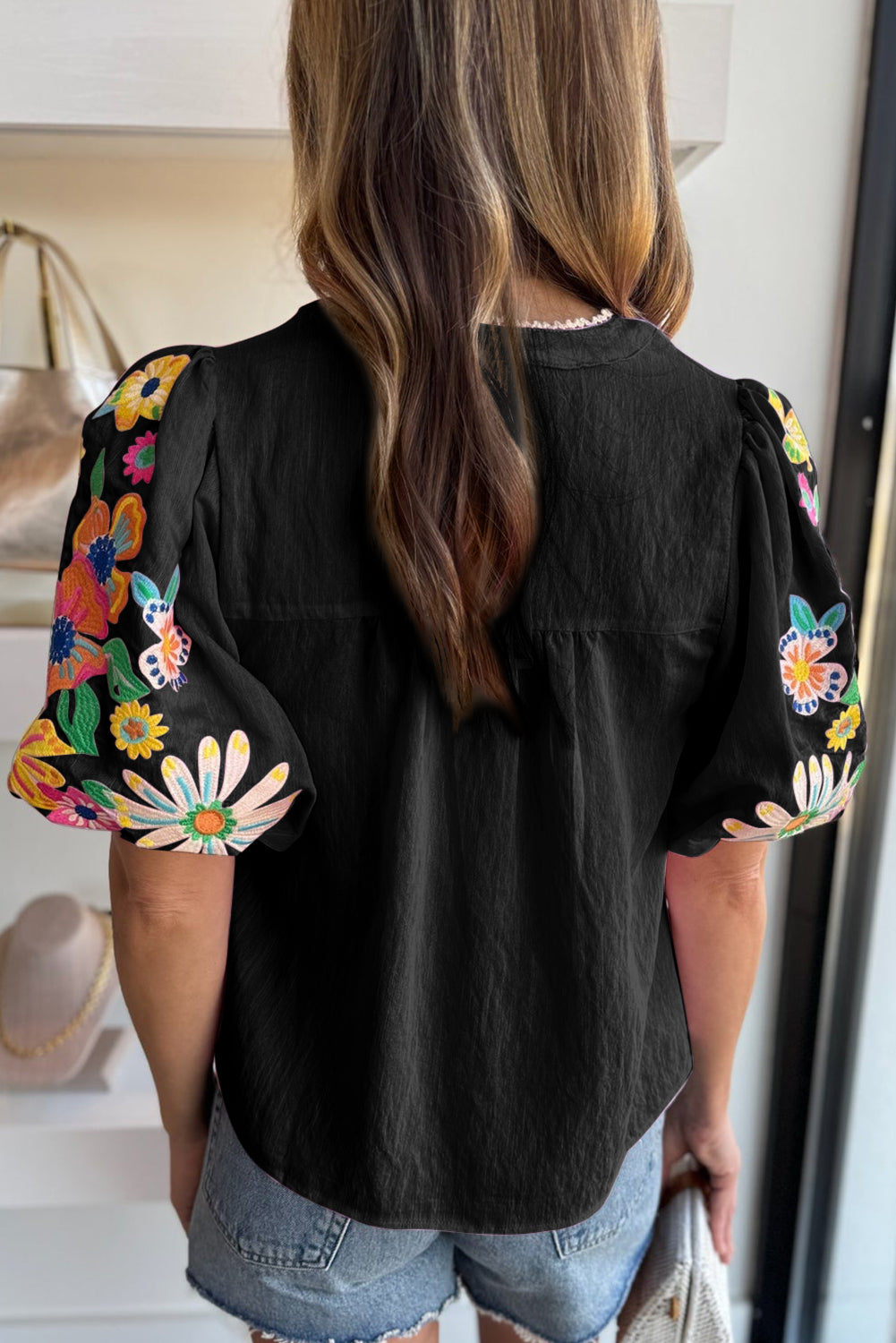 Crna cvjetno izvezena bluza s puf rukavima s podijeljenim izrezom
