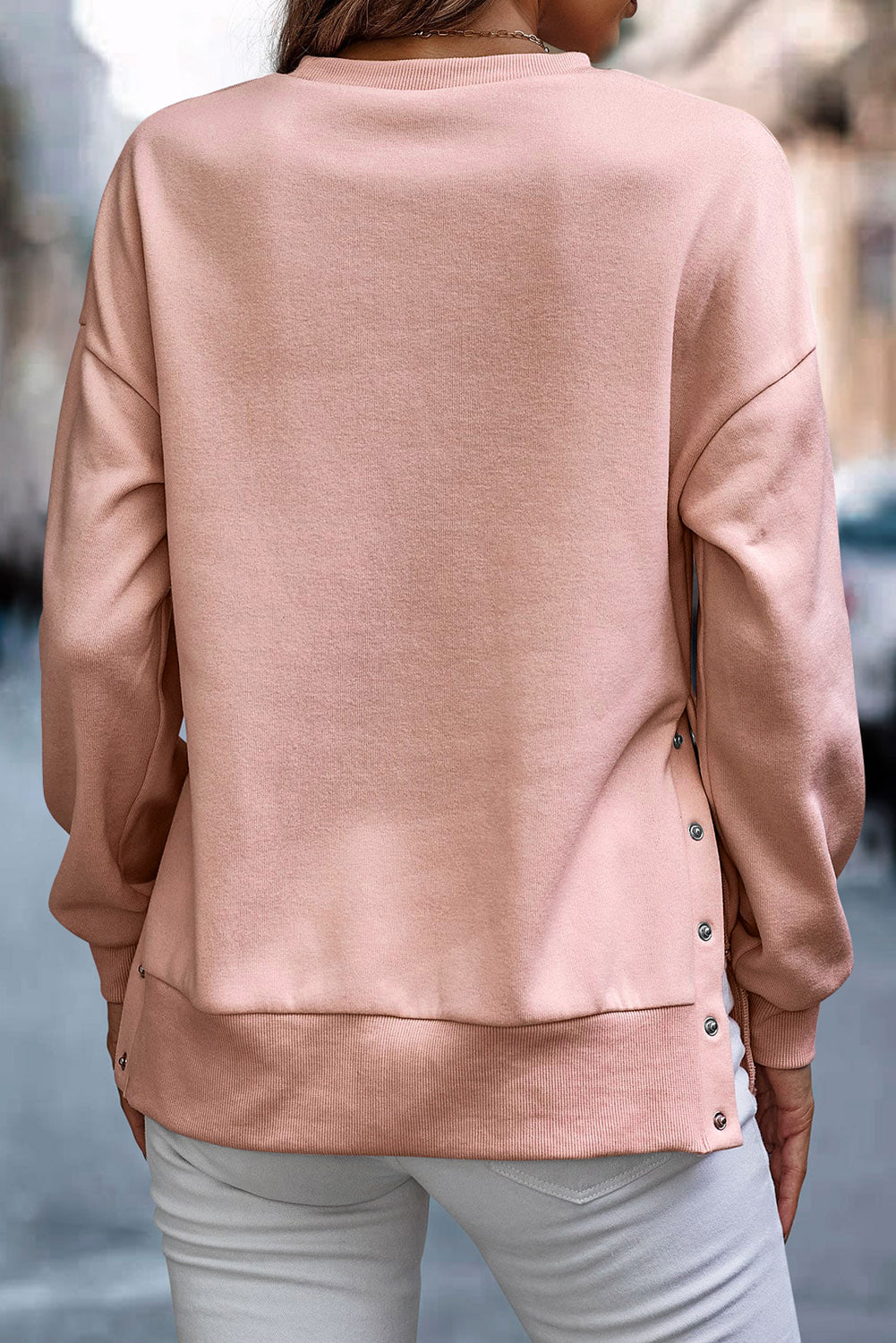 Sweat-shirt rose clair avec boutons-pression et fentes latérales