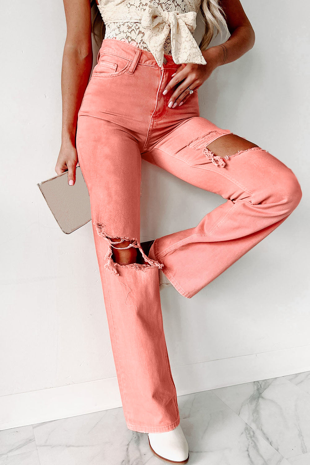 Ružičaste poderane ravne traperice s džepovima visokog struka