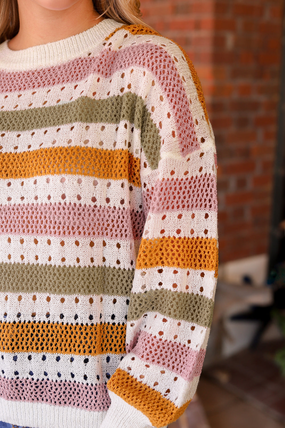 Maglione ampio lavorato a maglia scolpito a righe marrone chiaro