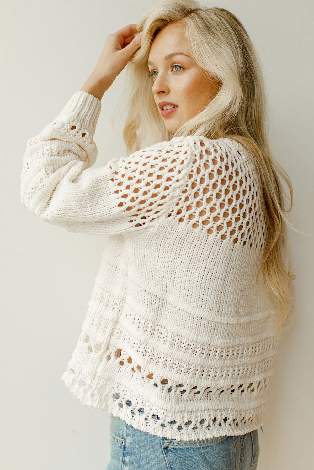 Bijeli jednobojni pleteni pulover s puf rukavima