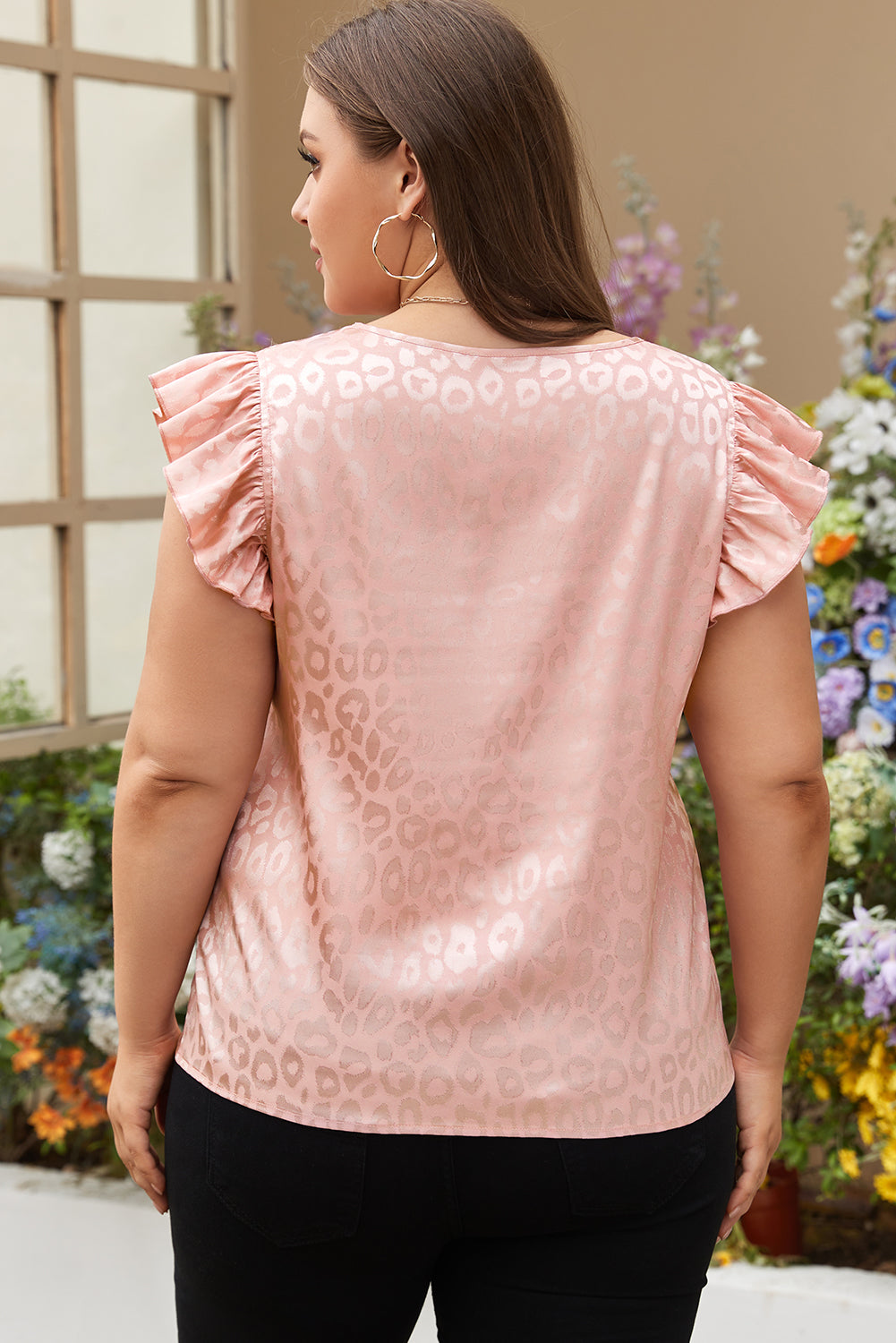Rosa Plus-Size-Bluse aus Satin mit Leopardenmuster und gerüschten Flatterärmeln