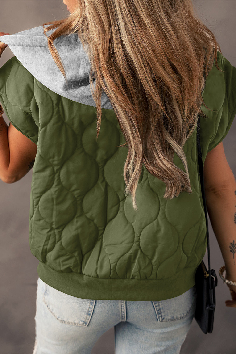 Gilet imbottito con cerniera e cappuccio trapuntato verde giungla con coulisse