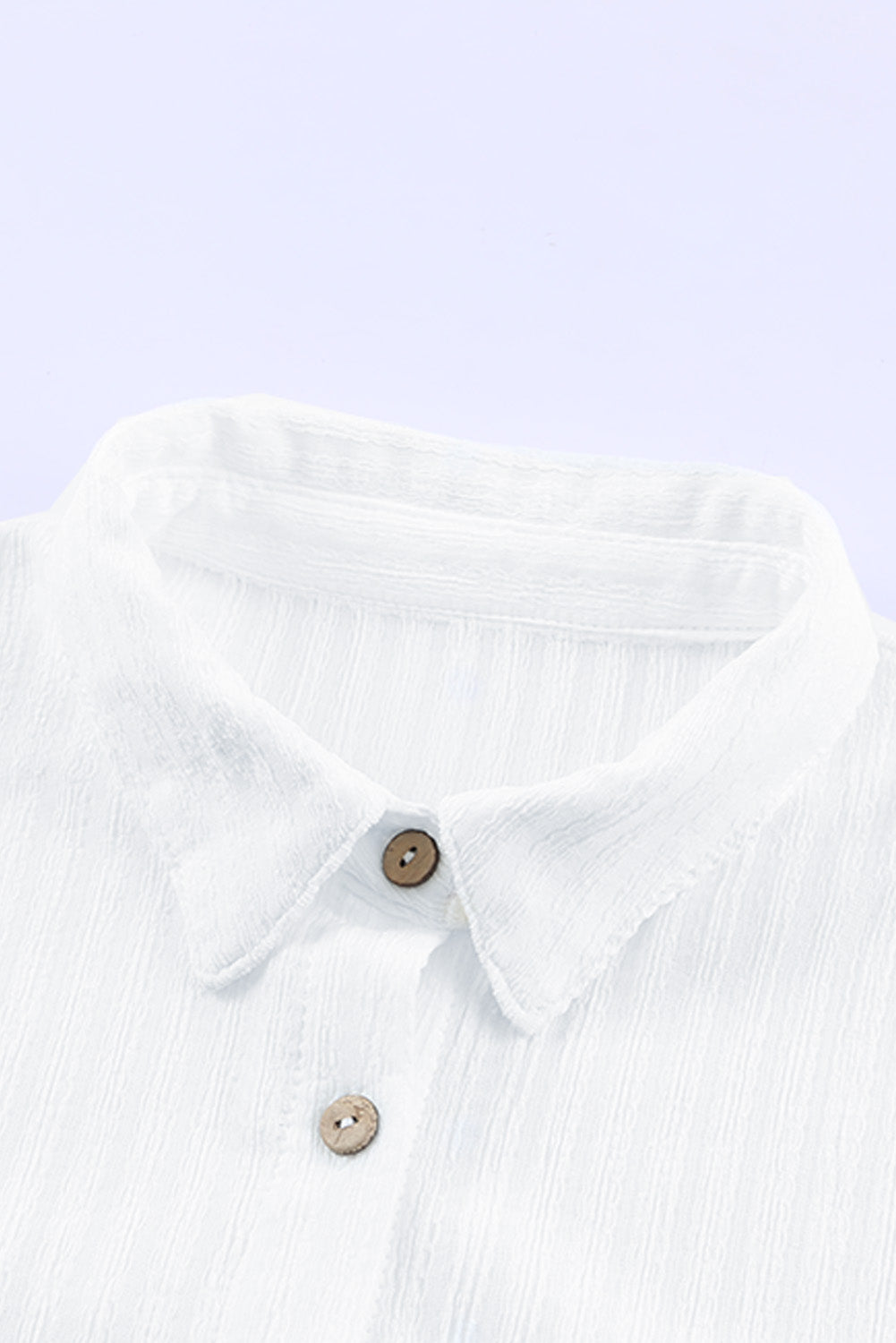 Bijela prugasta košulja s naboranim gumbima